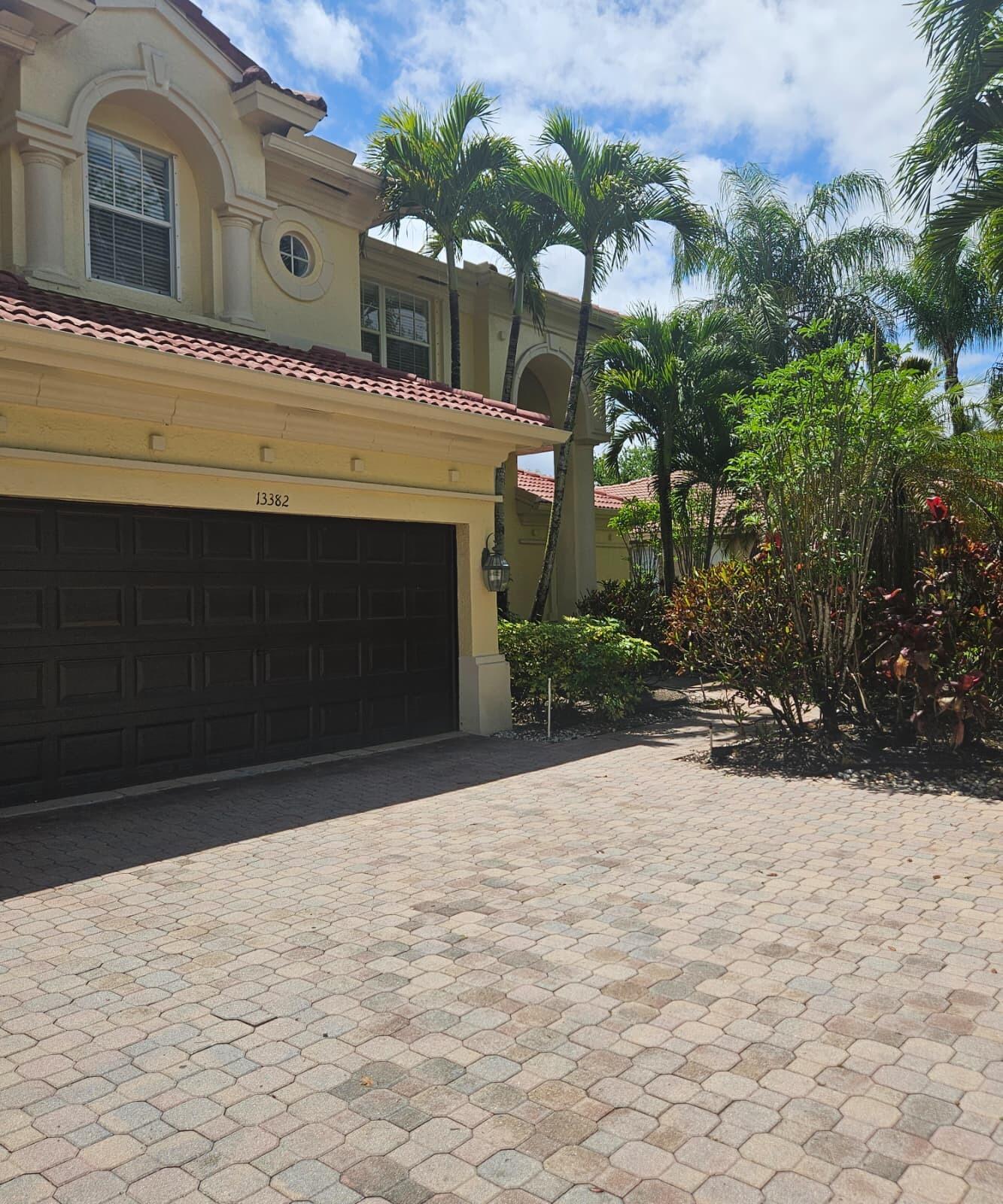 13382 Lakepointe Circle