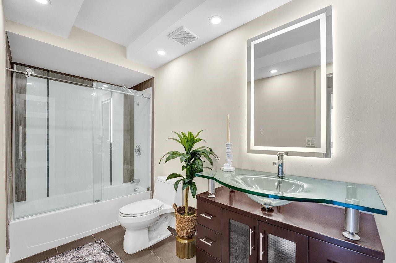 EMBASSY TOWER II INC COND - Residential Lease