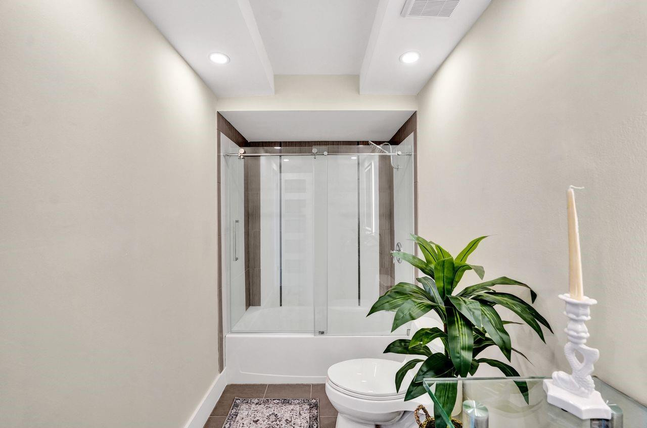 EMBASSY TOWER II INC COND - Residential Lease