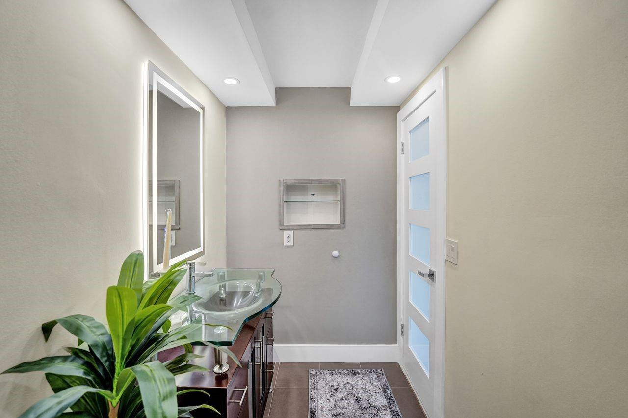 EMBASSY TOWER II INC COND - Residential Lease