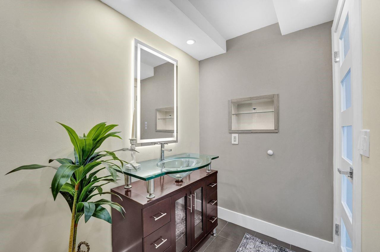 EMBASSY TOWER II INC COND - Residential Lease