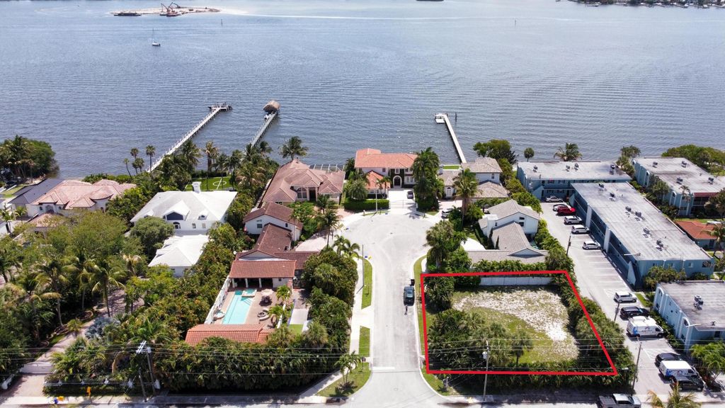 Photo of 7 Lakeside Palms Court, Lake Worth Beach, FL 33460 (MLS # B26027832)