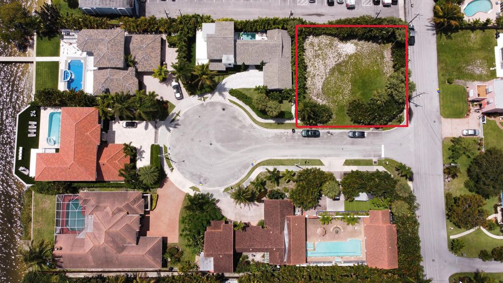 Photo of 7 Lakeside Palms Court, Lake Worth Beach, FL 33460 (MLS # B26027832)