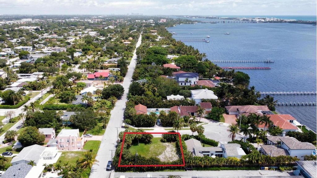 Photo of 7 Lakeside Palms Court, Lake Worth Beach, FL 33460 (MLS # B26027832)