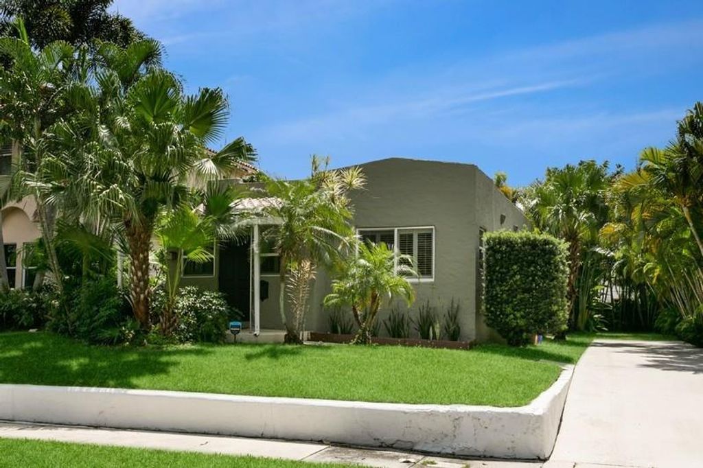 Photo of 818 Kanuga Drive Dr, West Palm Beach, FL 33401 (MLS # R10704767)