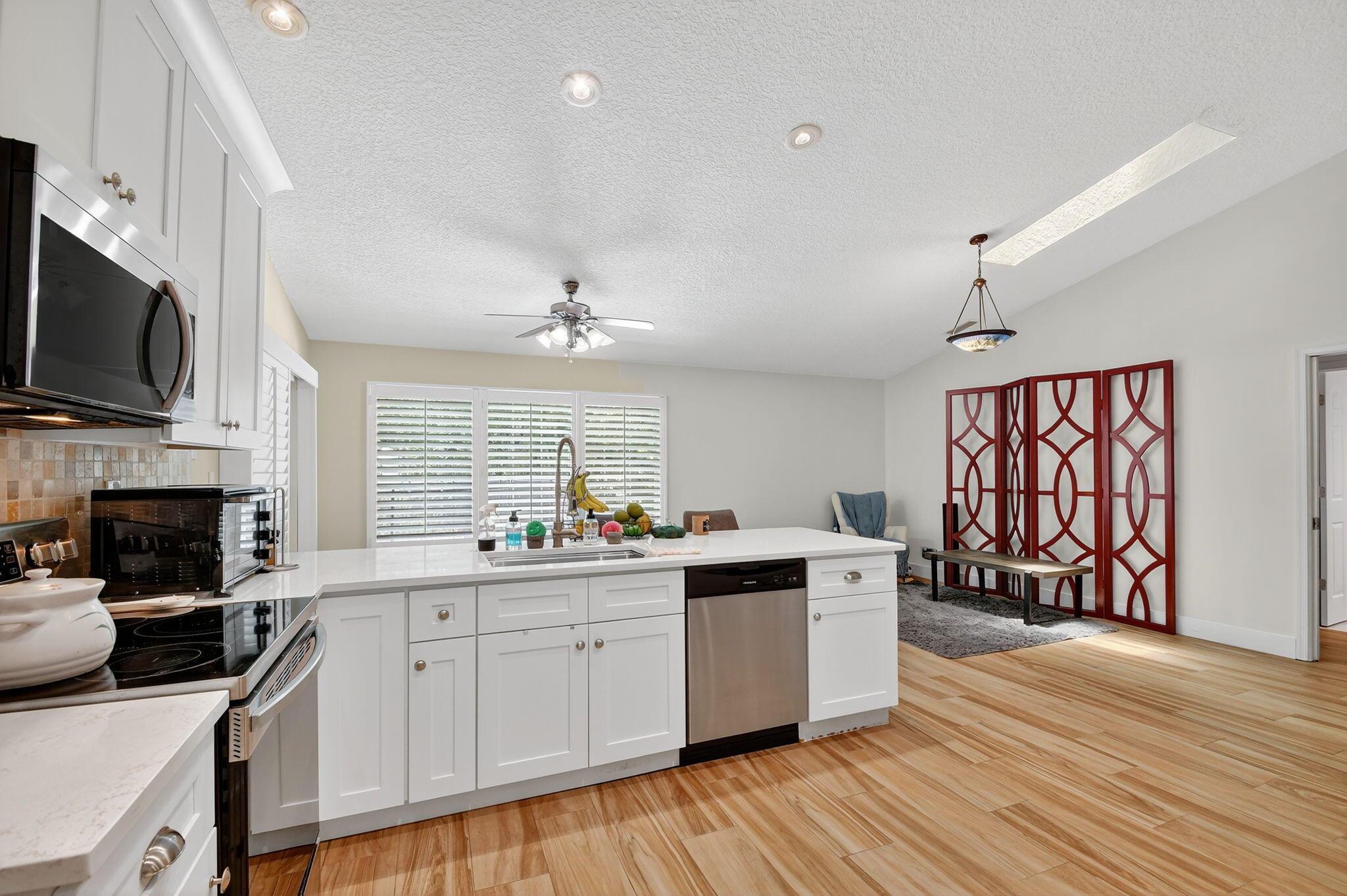 GREENVIEW SHORES 2 OF WEL - Residential