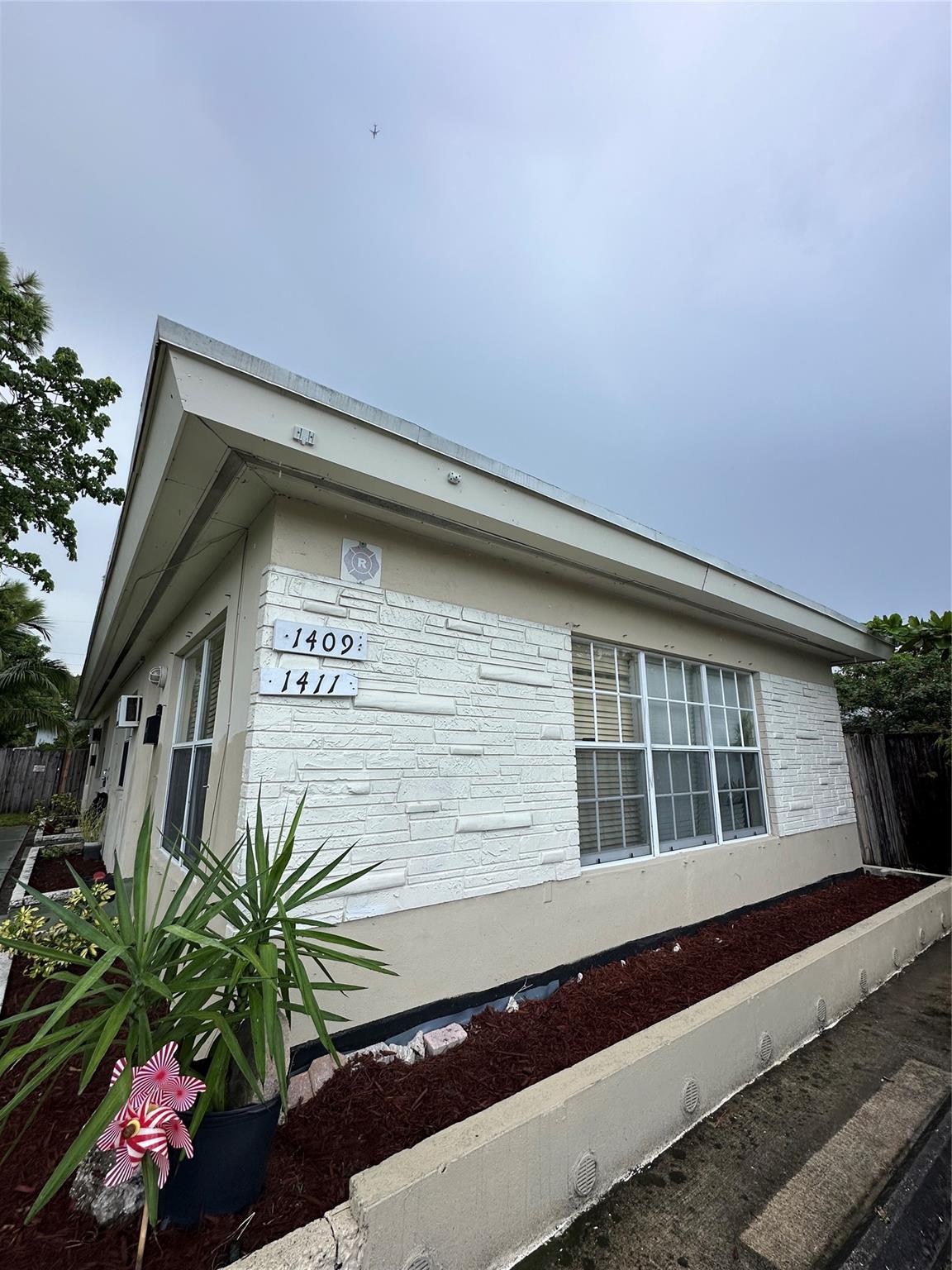 Beautiful 1/1 close to Wilton Manors. Large walk-in closet in closet, tile throughout, newer kitchen, tons of natural due to the many windows in the main living area, and washer/dryer on property. The unit is also in the back of the building and overlooks a large fenced-in backyard. Water, Sewer, and trash included. Fast Approval.