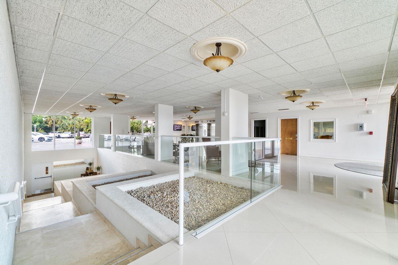 EMBASSY TOWER II - Residential