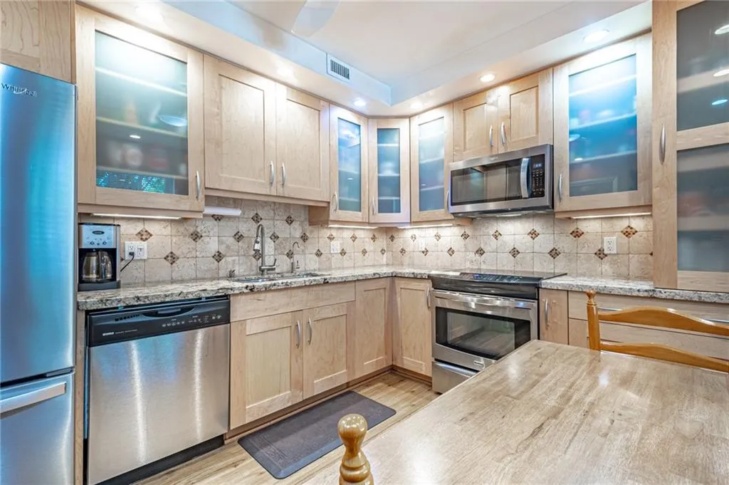 3980 Oaks Clubhouse Dr Unit 104  