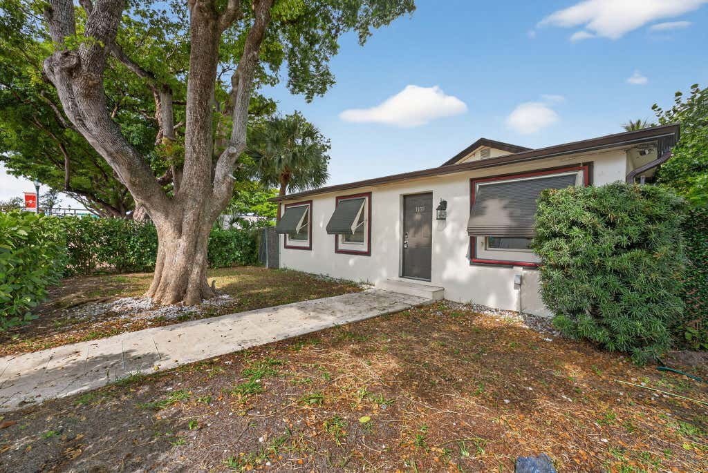 Photo of 1107 W ATLANTIC Avenue, Delray Beach, FL 33444 (MLS # B26065666)