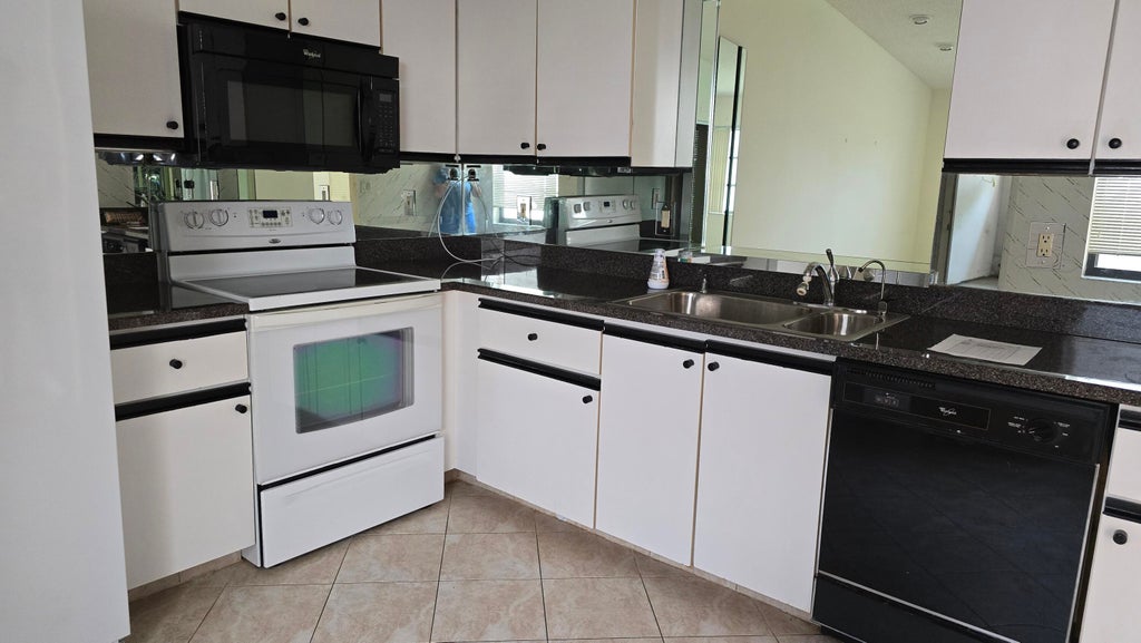 Photo of 6128 Kings Gate Circle, Delray Beach, FL 33484 (MLS # R10990534)