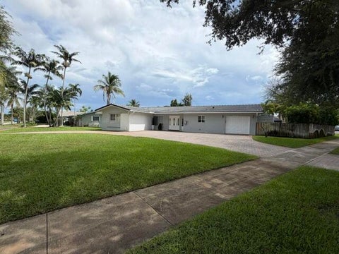 Photo of 4318 TAYLOR Street, Hollywood, FL 33021 (MLS # B26078381)