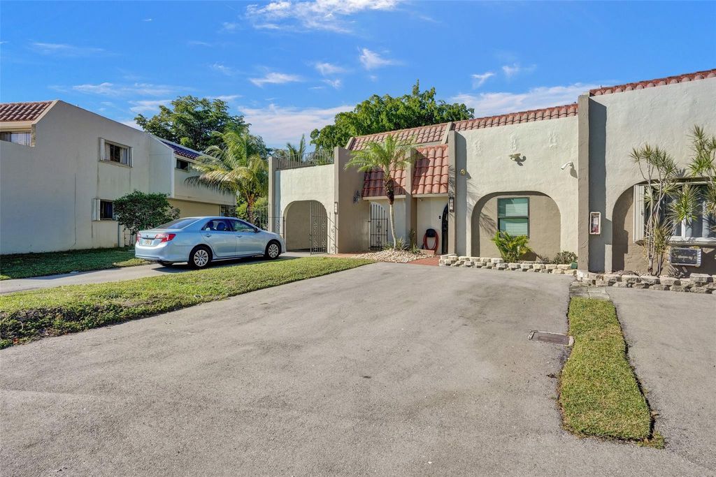 Photo of 257 Jacaranda Drive #30, Plantation, FL 33324 (MLS # F10472314)