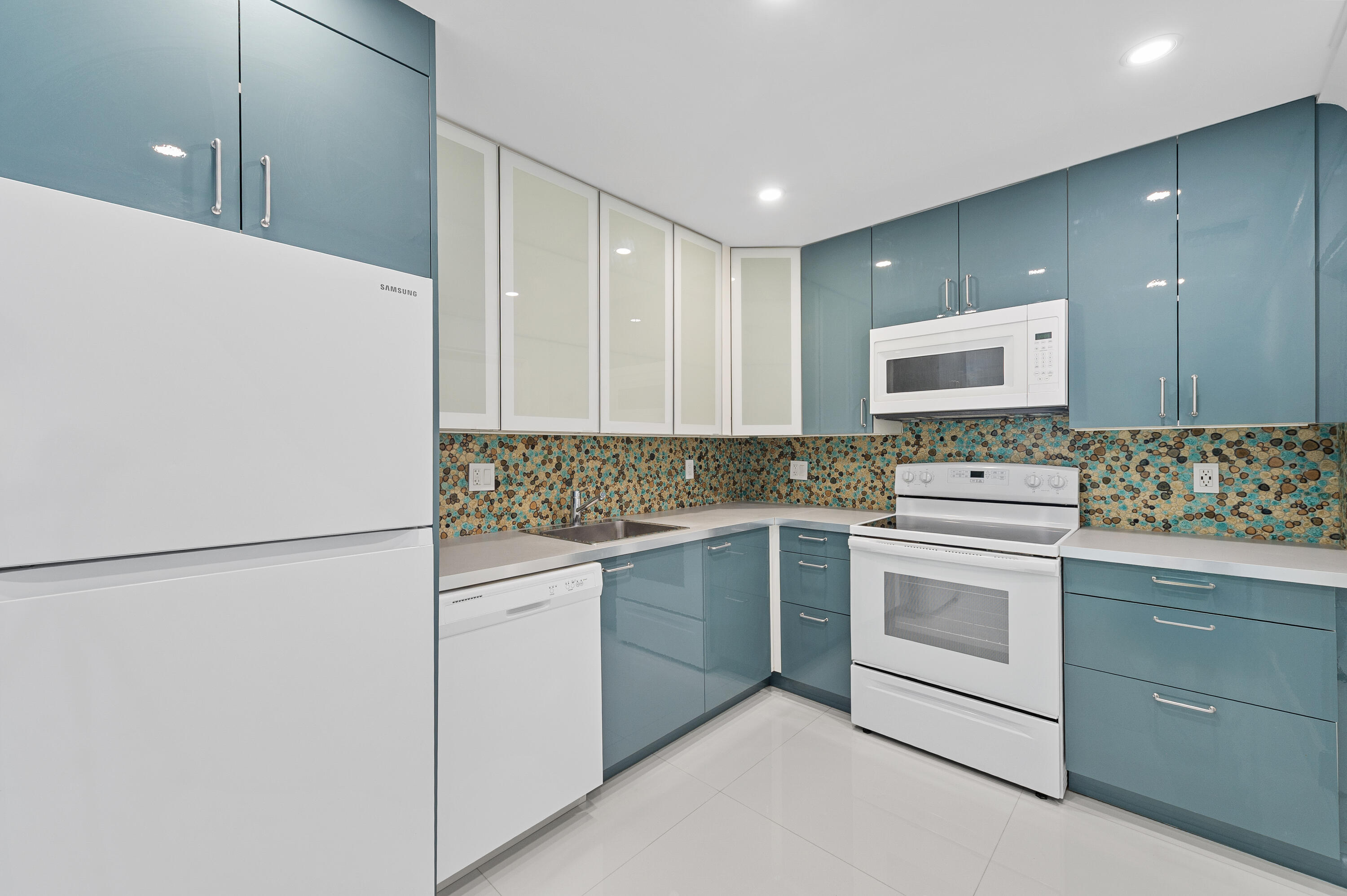 3220 Bayview Drive 302