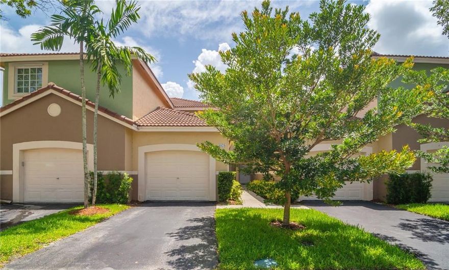 BEAUTIFUL LAKE VIEWS FROM THIS 2 BEDROOM WITH 2.5 BATHS TOWNHOME. UPDATED WITH BERBER CARPET UPSTAIRS AND LAMINATE WOOD FLOORS IN LIVING AREAS.FRESHLY PAINTED AND RENOVATED KITCHEN WITH STAINLESS STEEL APPLIANCES and SCREEN PATIO. ONE CAR GARAGE. OPEN FLOOR PLAN, CLOSE TO I-75 AND TO THE BEST SCHOOLS IN THE AREA.