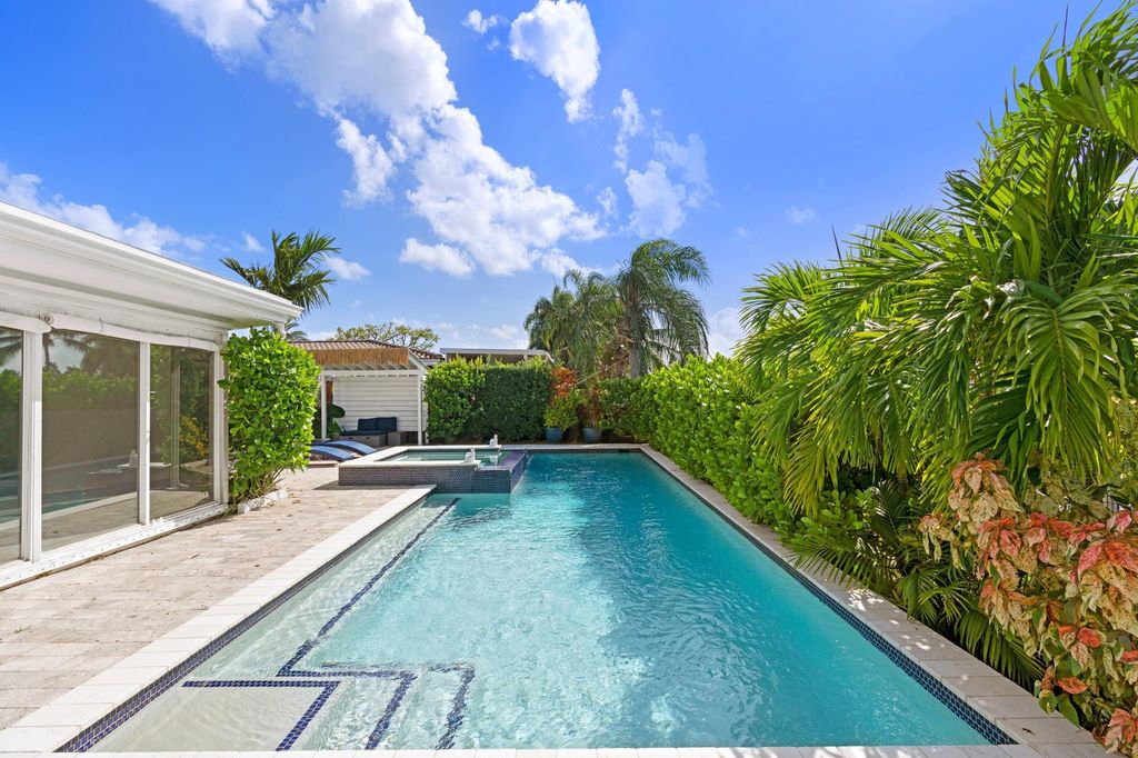 Photo of 391 SE 7th Avenue, Pompano Beach, FL 33060 (MLS # B26037446)