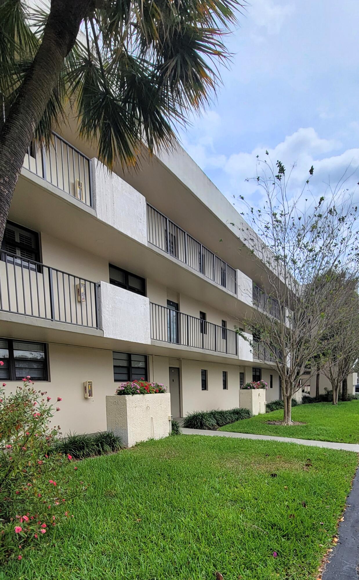 DEER CREEK COUNTRY CLUB - Residential