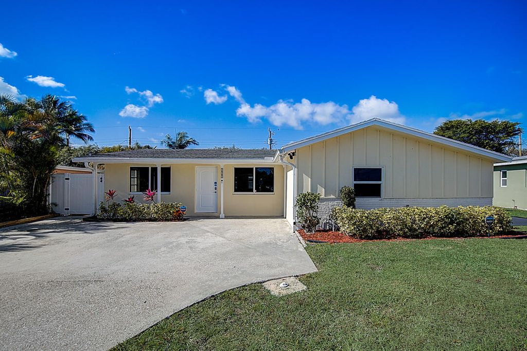 Photo of 525 Iris Avenue, Palm Beach Gardens, FL 33410 (MLS # R10775361)