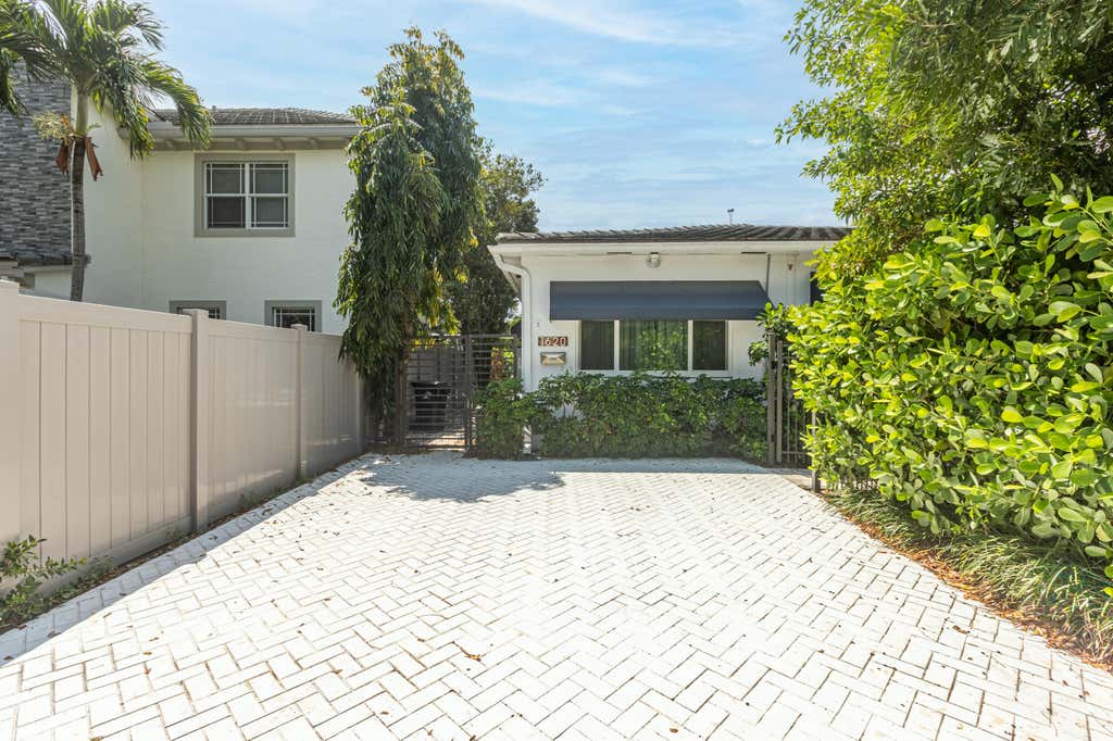 Photo of 1620 NE 8th Street, Fort Lauderdale, FL 33304 (MLS # B26036391)