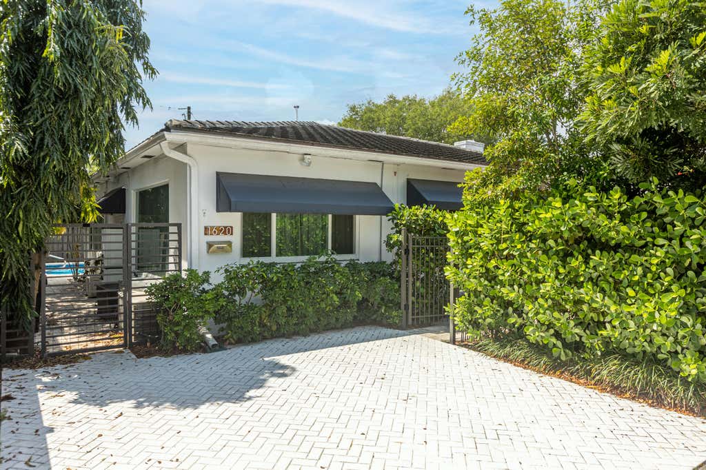 Photo of 1620 NE 8th Street, Fort Lauderdale, FL 33304 (MLS # B26036391)