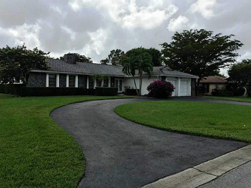 Beautiful sprawling home available for rent in Treasure Island/Maplewood. Gourmet kitchen with island, double ovens, large eat in area, formal dining room, living room with fireplace, family room with bar, large screened patio, oversized pool and huge fen ced yard. Huge circular driveway! Located on cul de sac street, great for kids.  Close to shopping, restaurants and great schools.