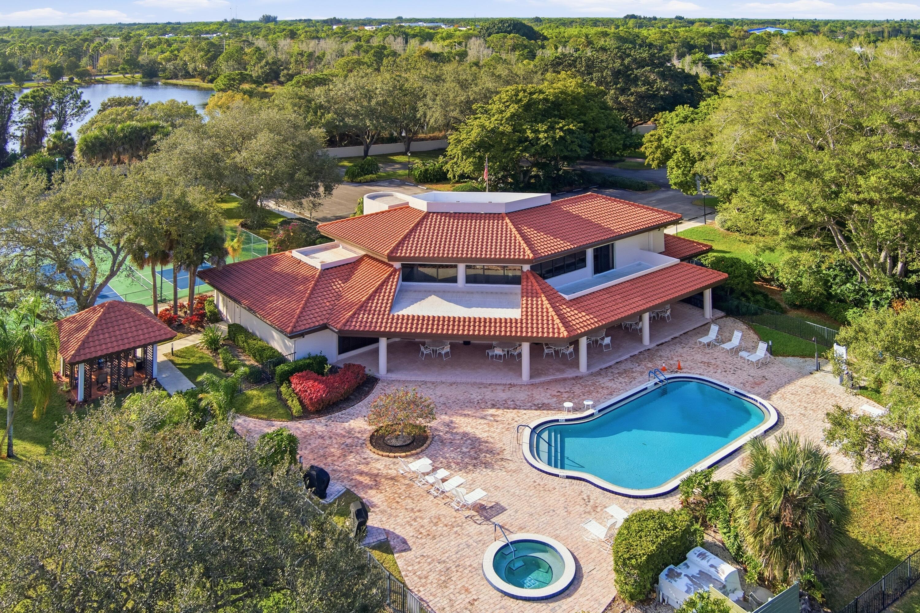 6100 SE Martinique Drive 201