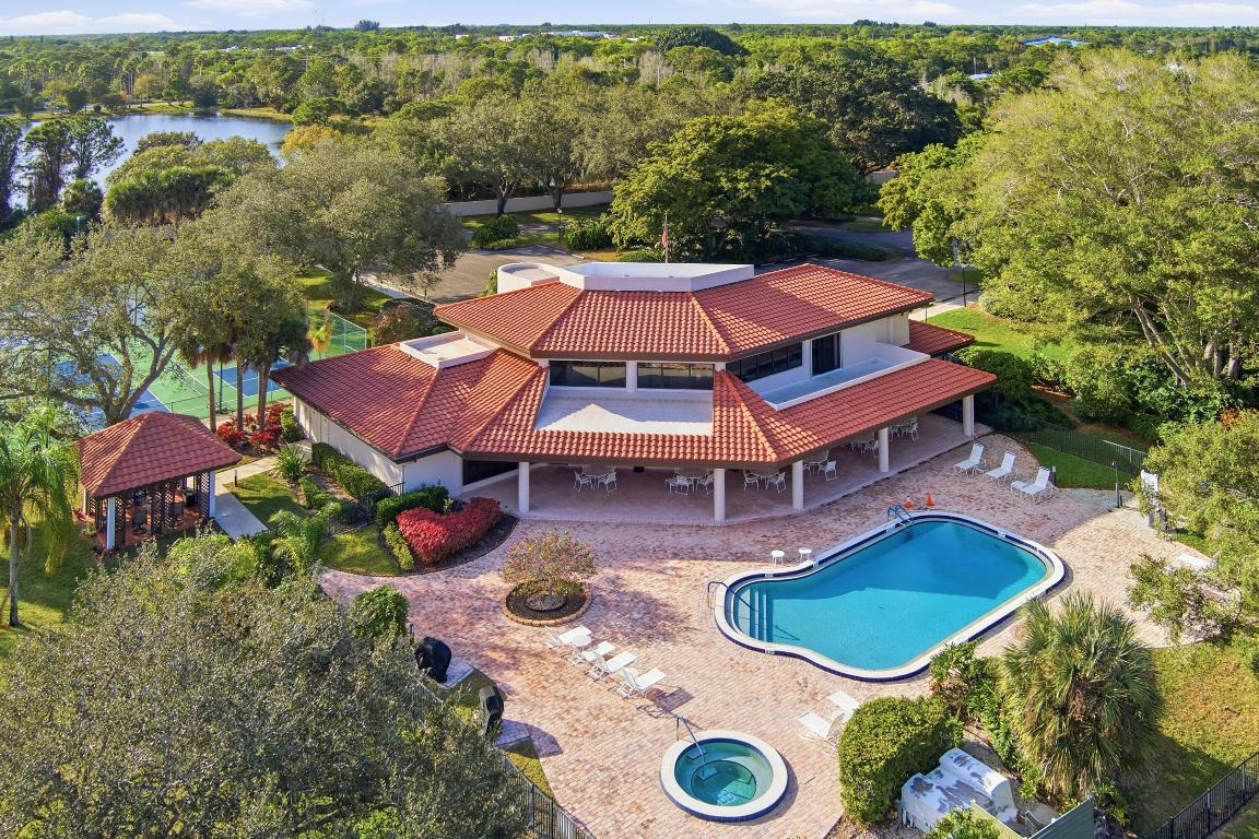 6100 SE Martinique Drive 201