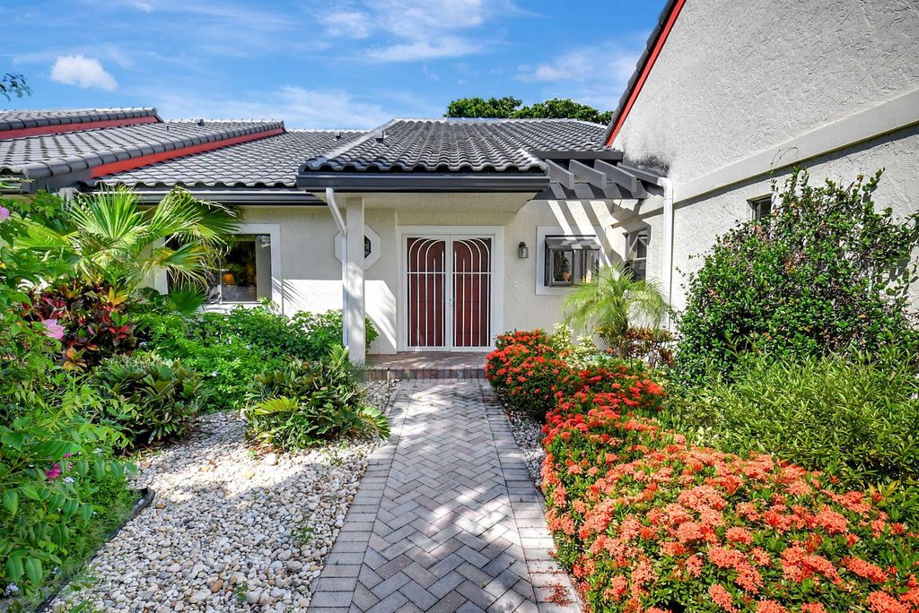 Photo of 21 Windsor Lane, Boynton Beach, FL 33436 (MLS # R11006017)