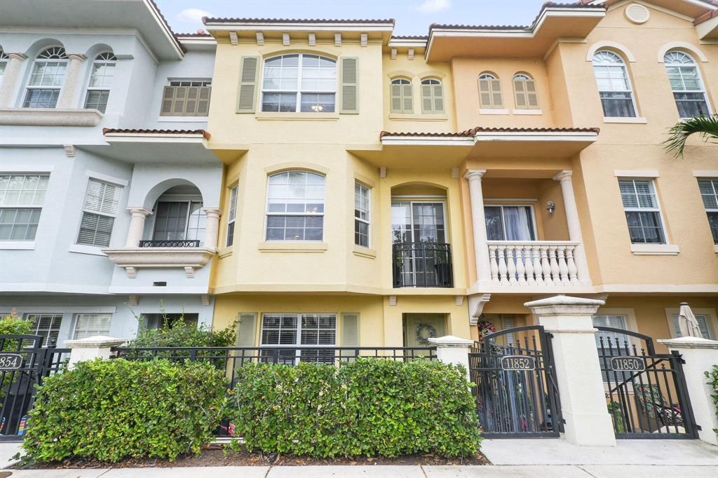 Photo of 11852 Valencia Gardens Avenue, Palm Beach Gardens, FL 33410 (MLS # R10702119)