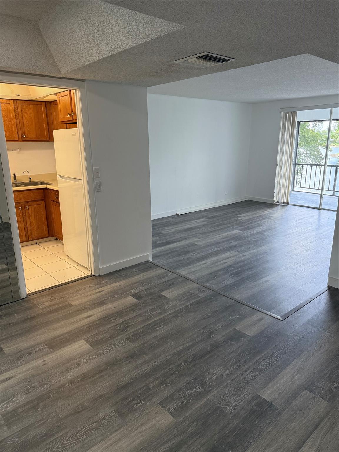 GREAT ONE BEDROOM 1-1/2 BATH IN ONE OF THE MOST DESIRABLES CONDOS IN INVERRARY, LAMINATE FLOORS ALL THROUGHOUT, NEWER APPLIANCES, MINT CONDITION, BRIGHT AND CLEAR UNIT, ONE OF THE BEST CLUBHOUSE IN THE AREA, ALL AMENITIES INSIDE AND OUTSIDE POOL, JACUZZIS , SAUNA, TENNIS COURTS. ASSOCIATION HAS SOME REQUIREMENTS.