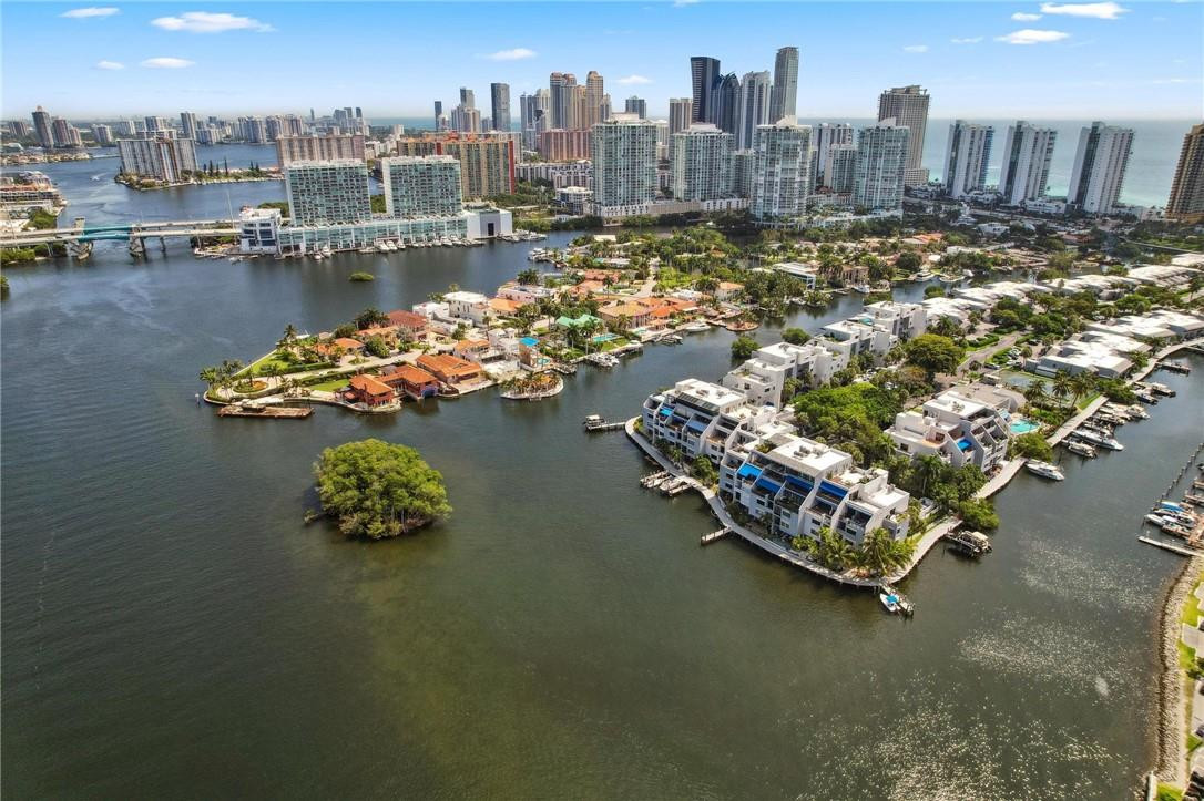 POINCIANA ISLAND - Residential