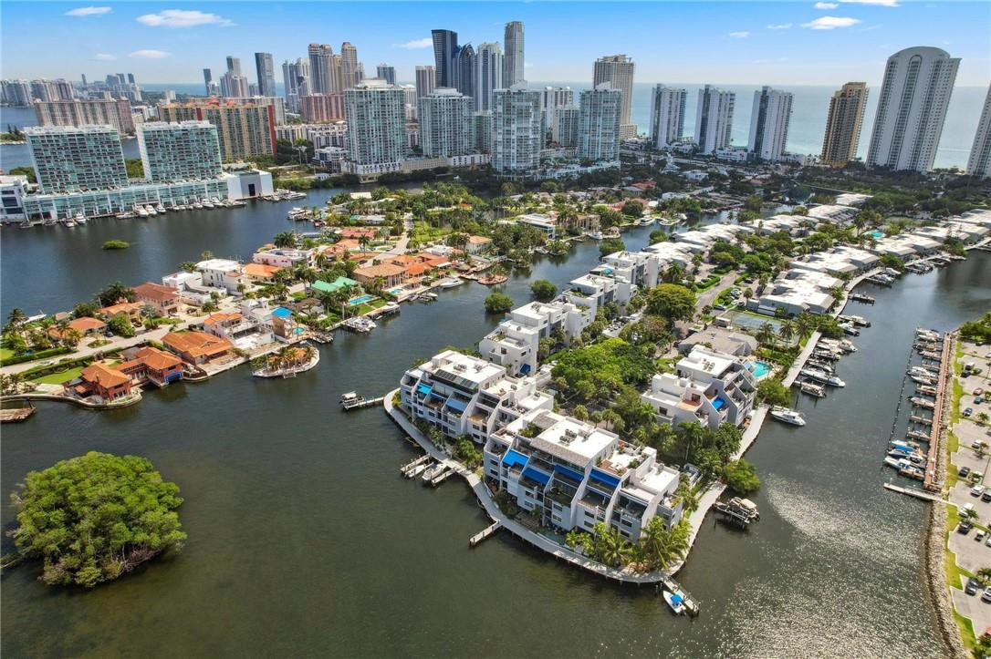 POINCIANA ISLAND - Residential