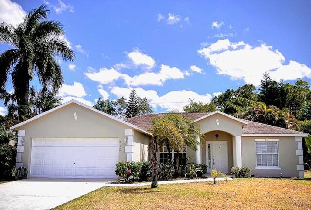 Photo of 710 SE Lighthouse Avenue, Port Saint Lucie, FL 34983 (MLS # R10981186)