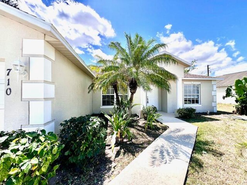 Photo of 710 SE Lighthouse Avenue, Port Saint Lucie, FL 34983 (MLS # R10981186)