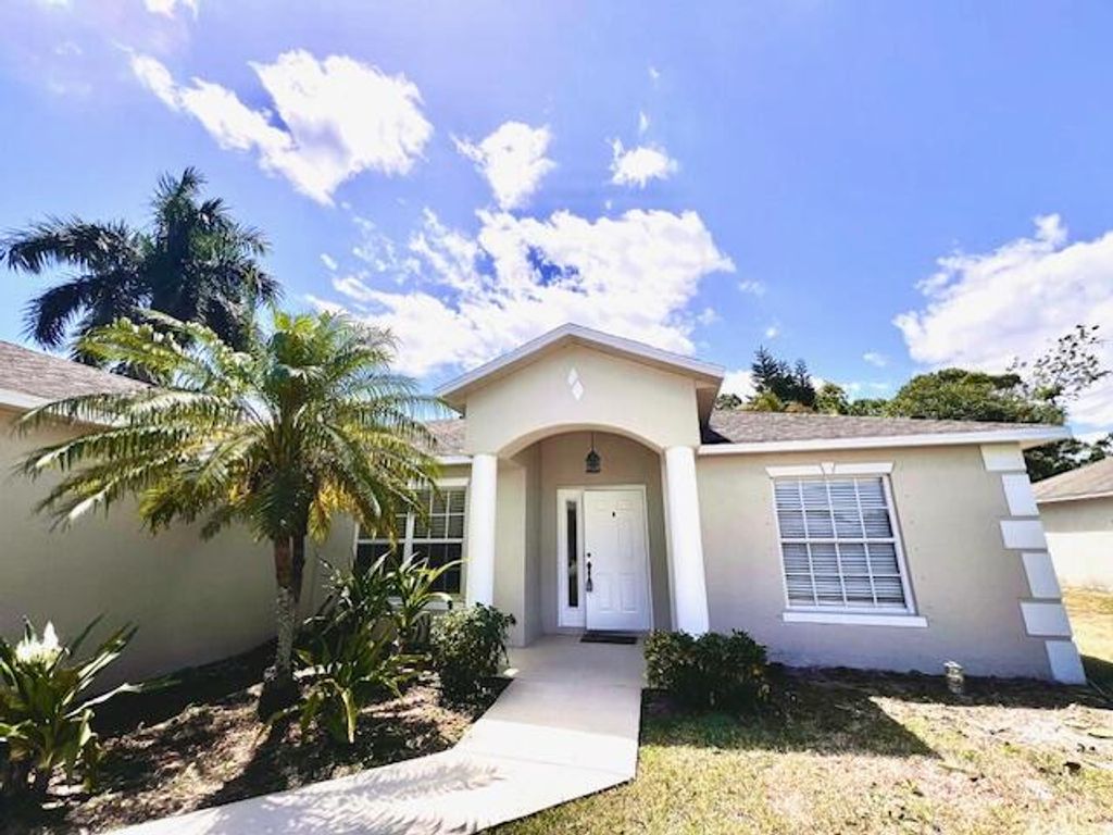 Photo of 710 SE Lighthouse Avenue, Port Saint Lucie, FL 34983 (MLS # R10981186)