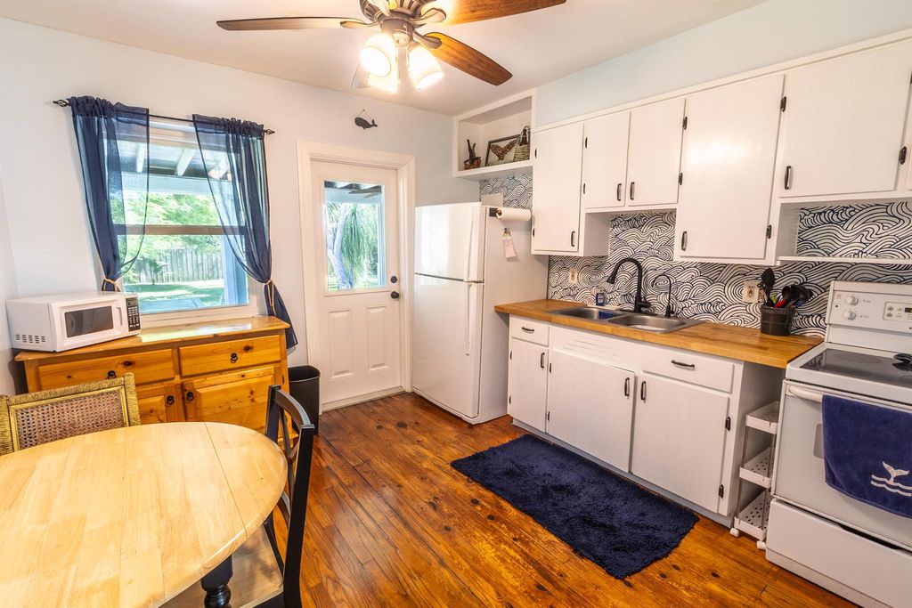 Photo of 810 Texas Court, Fort Pierce, FL 34950 (MLS # R11131648)