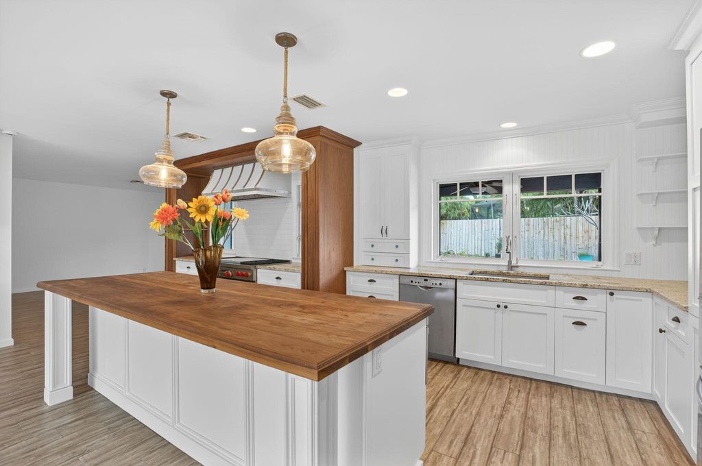 Photo of 28 Hickory Hill Road, Tequesta, FL 33469 (MLS # R11149821)