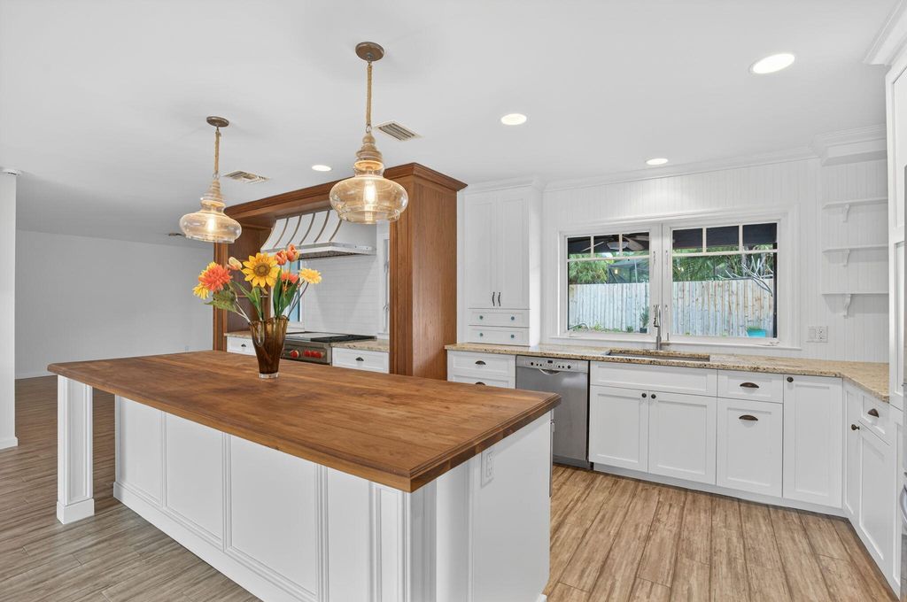 Photo of 28 Hickory Hill Road, Tequesta, FL 33469 (MLS # R11149821)