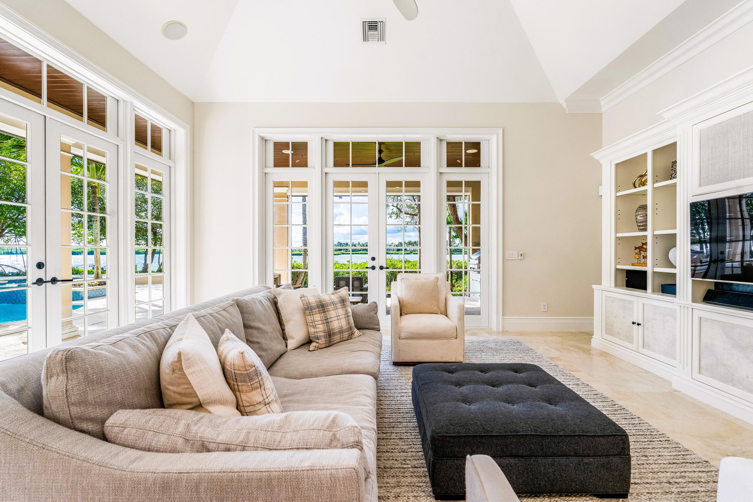 ''''''SHORES,THE'''''' - Residential