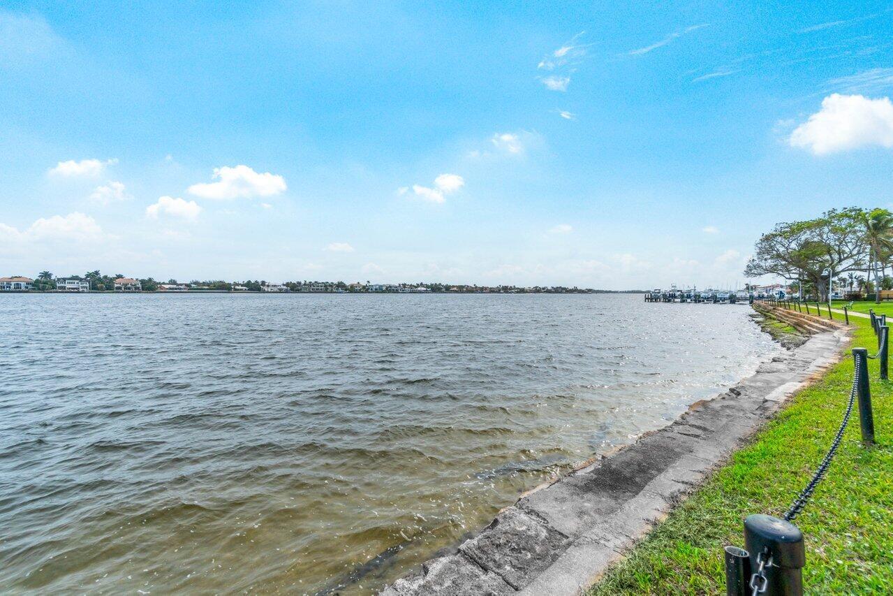 YACHT CLUB ON THE INTRACO - Residential