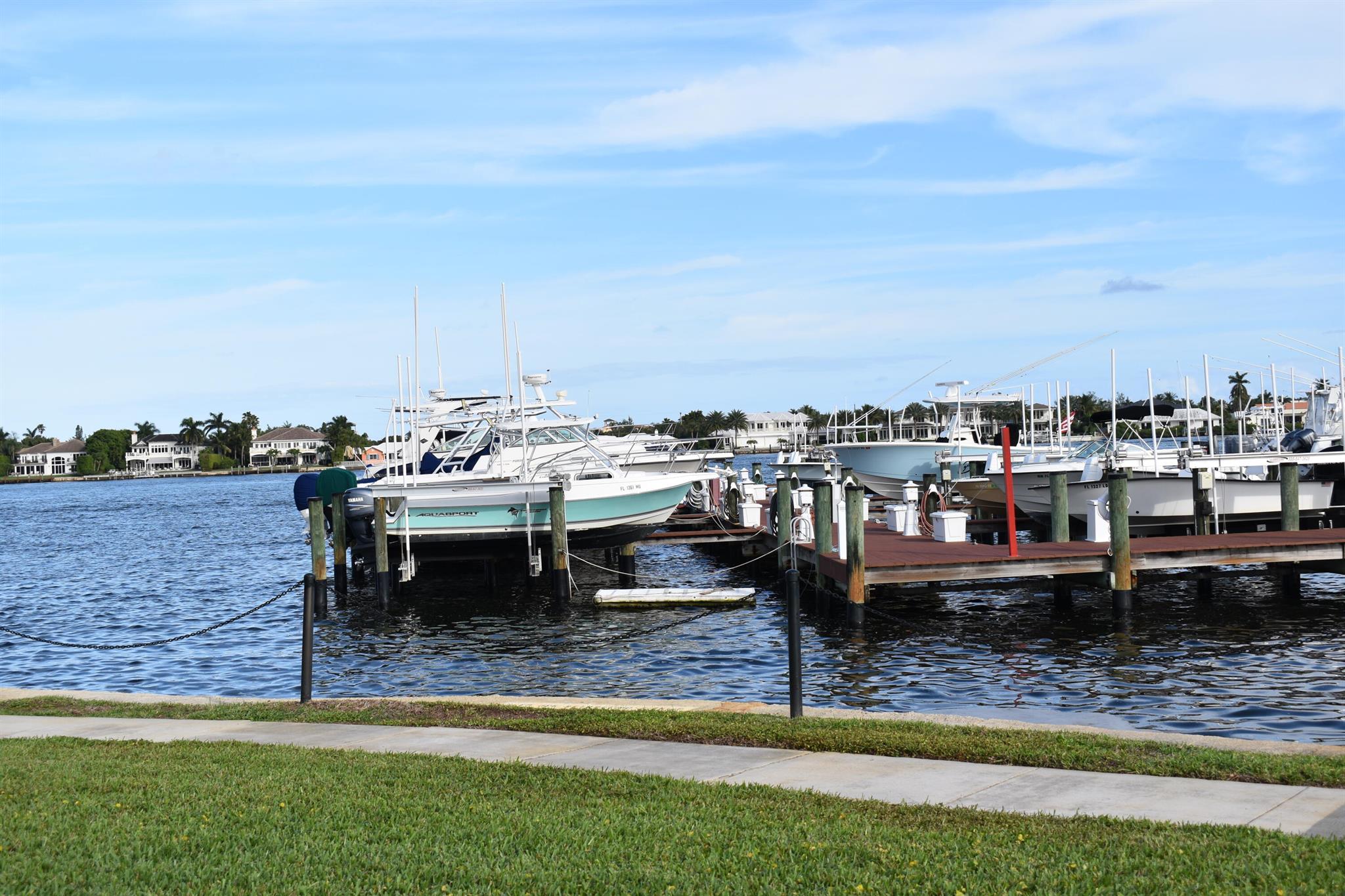 YACHT CLUB ON THE INTRACO - Residential