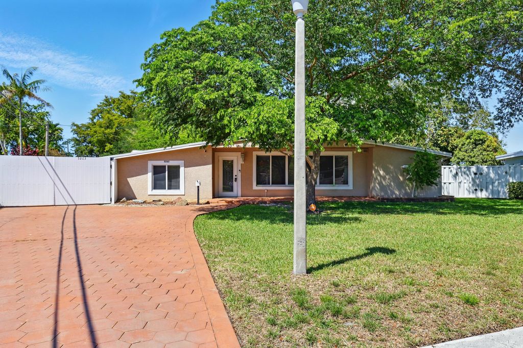 Photo of 5263 Redwood Place, Plantation, FL 33317 (MLS # R11024703)