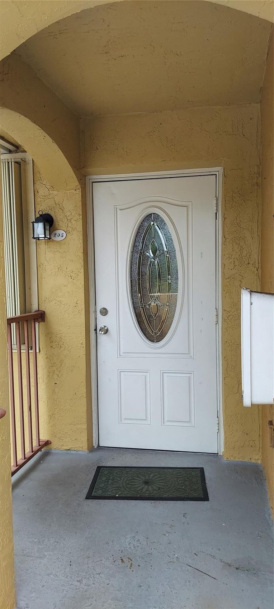 VERY WELL MAINTAINED UNIT RESENTLY PAINTED , VERY QUIET C0MUNITY AND NEIGHBORHOOD, CLOSE FROM EVERYTHING. SUPERMARKETS, RESTAUTAMST, MALLS, MAJOR HIGHWAYS I95,I75 TURNPIKE AND PALMETTO EXPRESSWAY,30 MINUTES TO HOLLYWOOD BEACH.