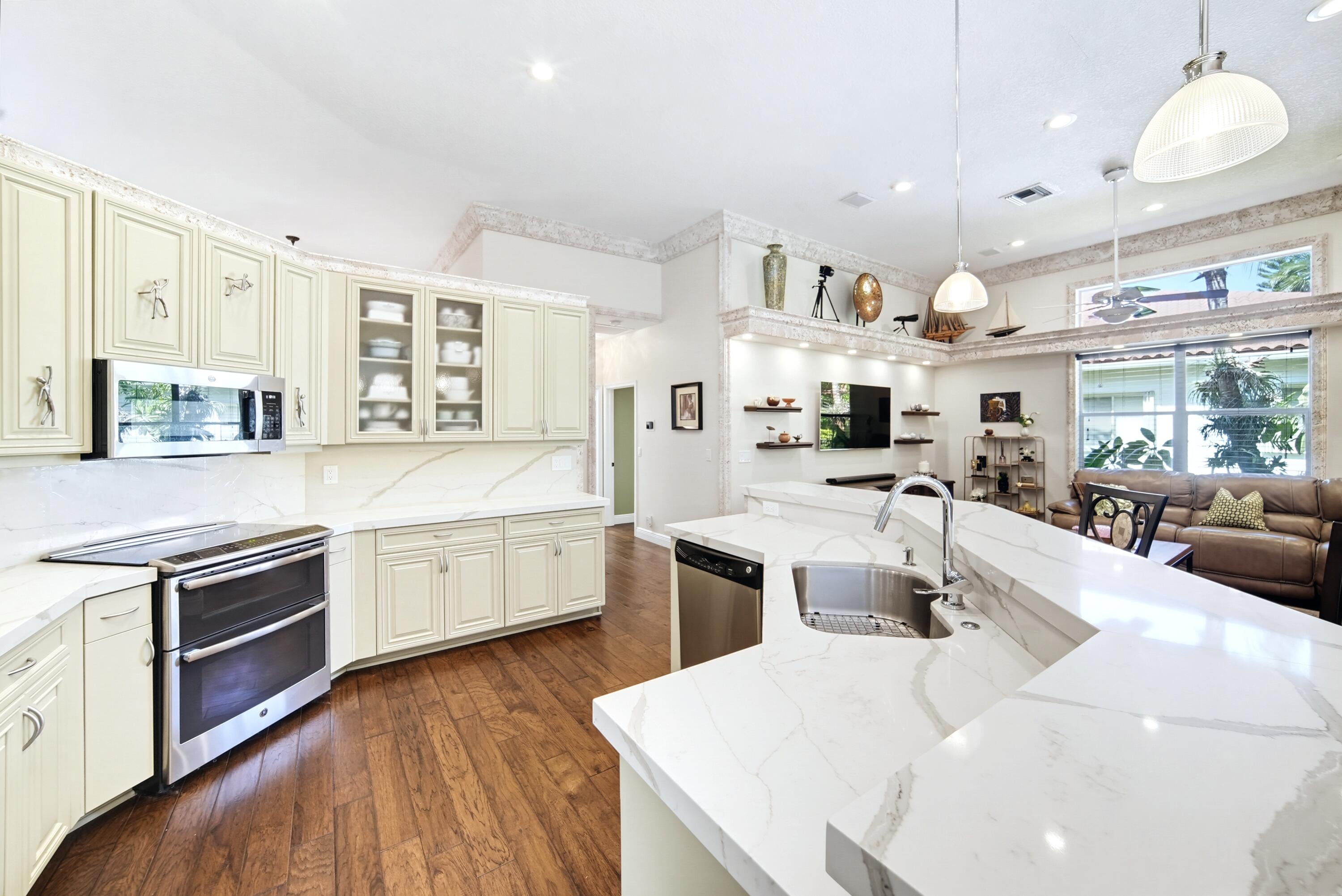 1051 NW 121ST Terrace, Coral Springs, FL, 33071/$1,150,000 3 1051 NW 121ST Terrace