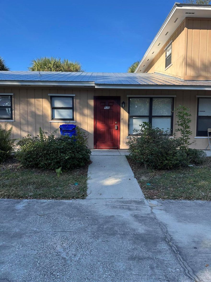 Spacious first floor one bedroom one bath apt with tile floors, kitchen appliances, new paint throughout, kitchen cabinet renewed blinds, clean, rent includes water and sewer. coin laundry facilities on site. Lush and mature landscape provides a tranquil setting that is quiet and tucked away and just a short walk away from the river, restaurants and shops.