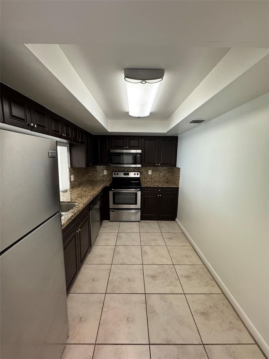 3/2 in the heart of Coral Springs - Tile throughout, spacious kitchen & bathrooms- Stainless steal appliances plus in-unit washer/dryer - 2 parking spots / unit, no guests spots available- gated pool in community- Great Schools - central location for restaurants, highways, parks etc.
