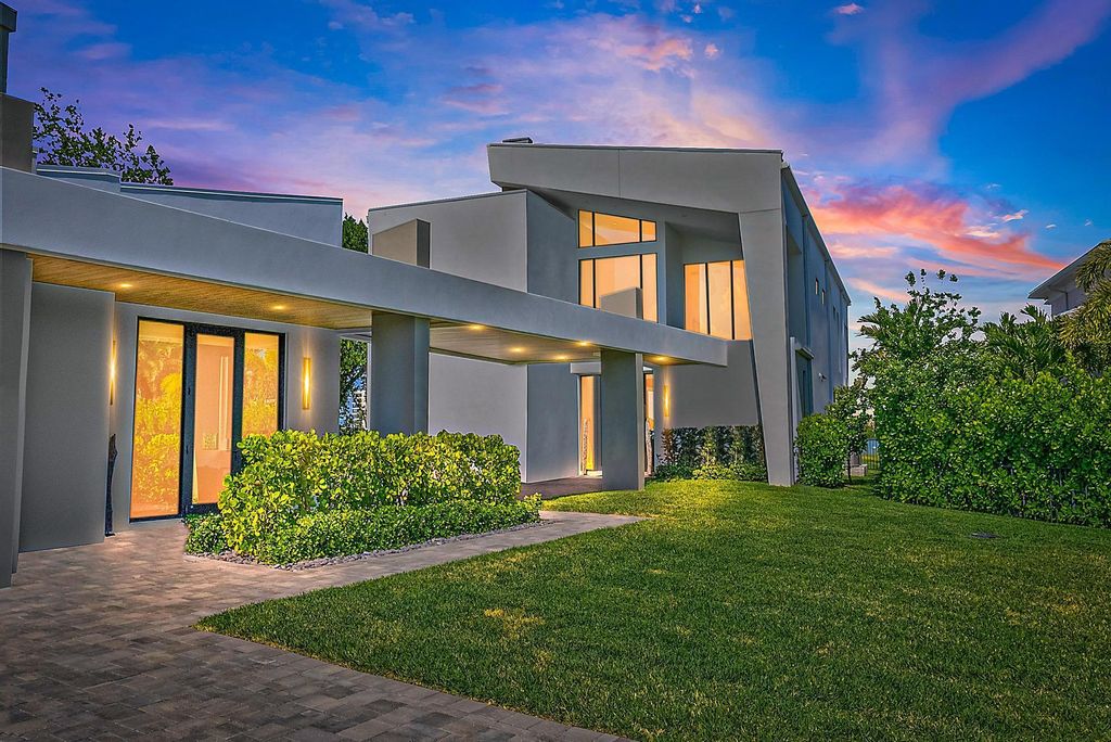 Photo of 3445 Harbor Road N, Jupiter, FL 33469 (MLS # R10985414)