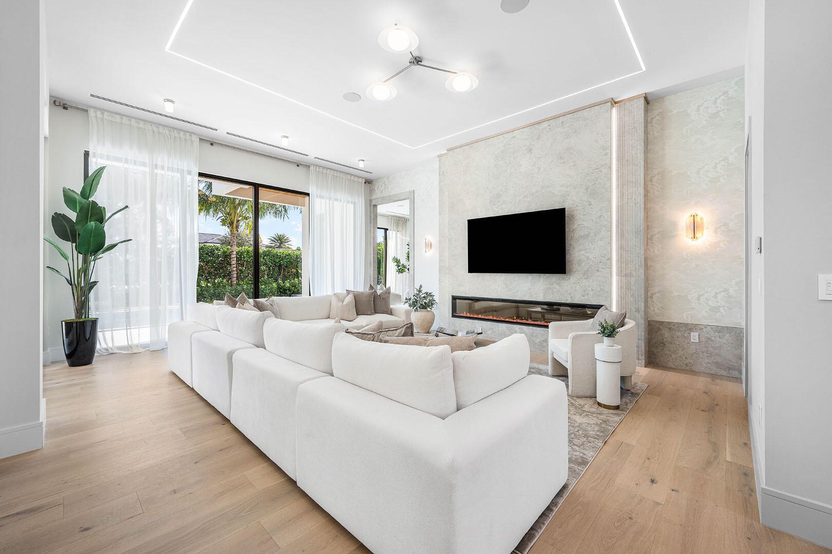 ROYAL PALM YACHT & COUNTRY CLUB - Residential