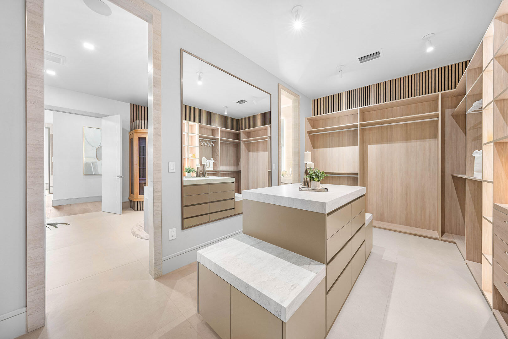 ROYAL PALM YACHT & COUNTRY CLUB - Residential