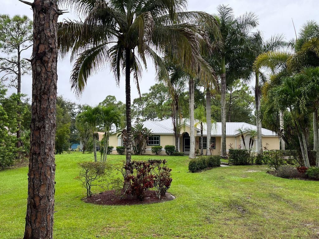 Photo of 5707 Silver Oak Drive, Fort Pierce, FL 34982 (MLS # R10878060)